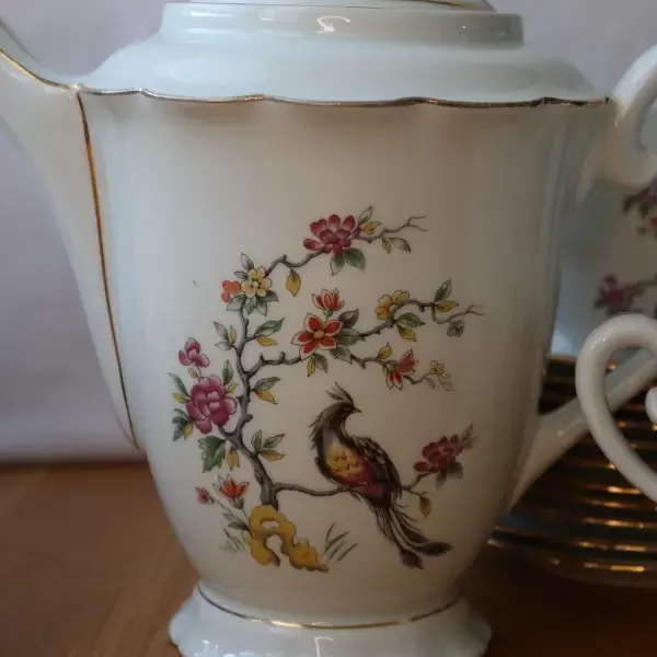 Cafetière floraux et une oiseau