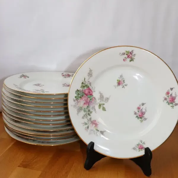 Lot d’assiettes en porcelaine blanche florale