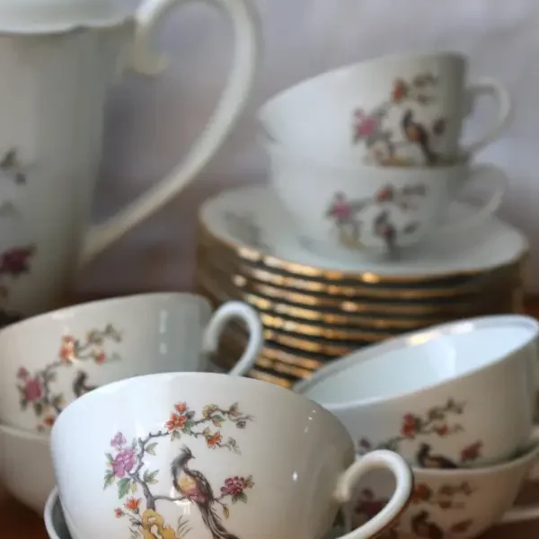 Ensemble de tasses et soucoupes en porcelaine