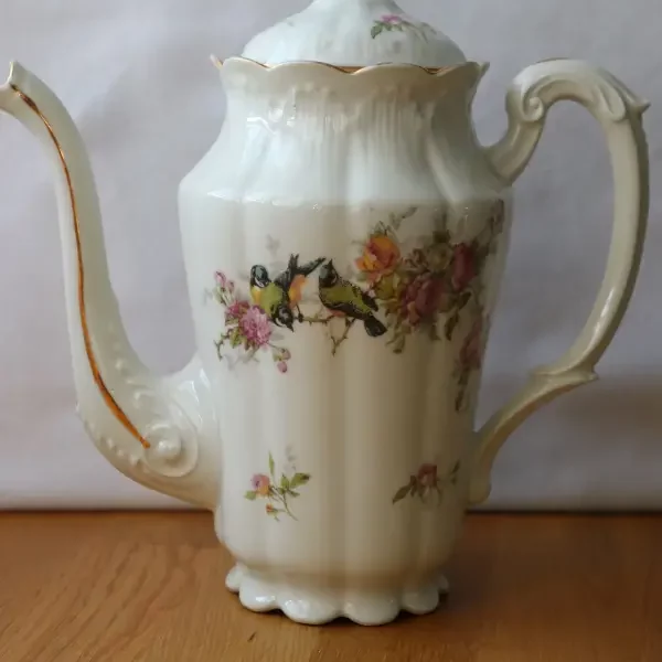 Cafetière en porcelaine blanche