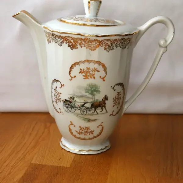 Théière en porcelaine blanche
