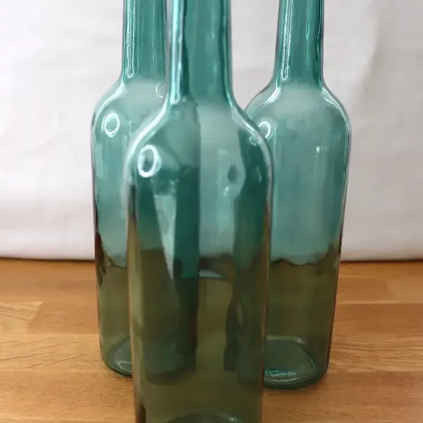 Lot de bouteilles en verre teinté (couleur bleu-vert)
