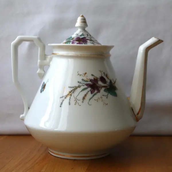 Théière en porcelaine motifs floraux