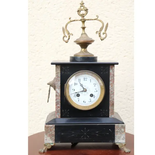 Pendule ancienne au style classique