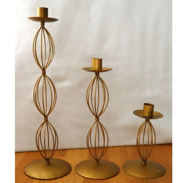 3 bougeoirs de différentes tailles design élancé